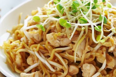 Quick and Easy Stir-Fried Noodles with Chicken and Bean Sprouts