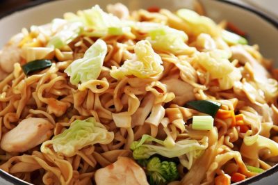 Quick and Easy Stir-Fried Noodles with Chicken and Cabbage