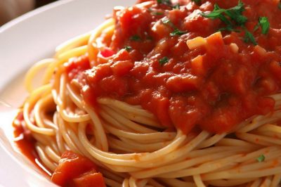 Spaghetti with Tomato and Garlic Sauce