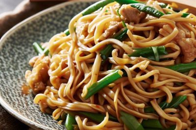 Stir-Fried Noodles with Chicken and Green Beans