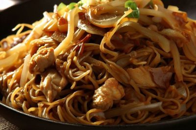 Stir-Fried Noodles with Chicken and Onions